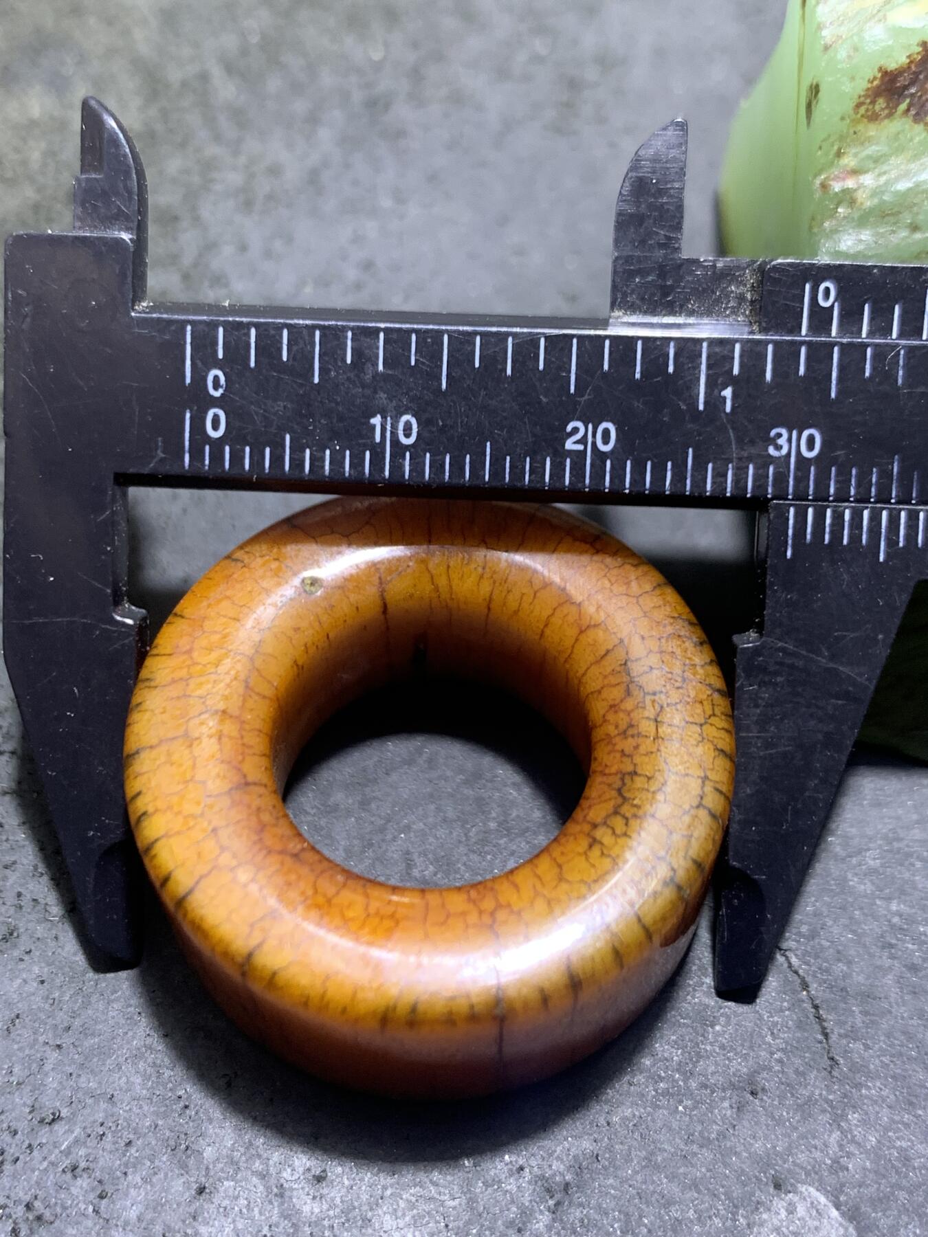 精美骨圈一个，