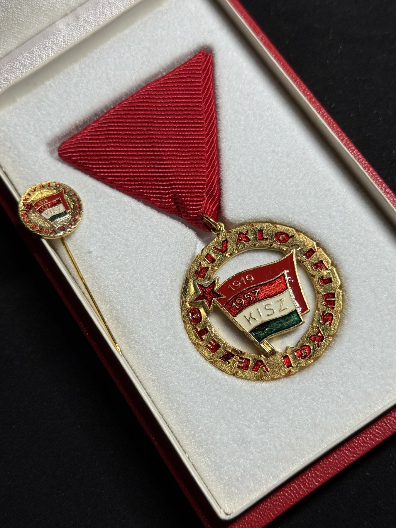 欢庆元旦！戎马世界章牌大赏第109期元旦大拍 匈牙利优秀青年领袖奖章