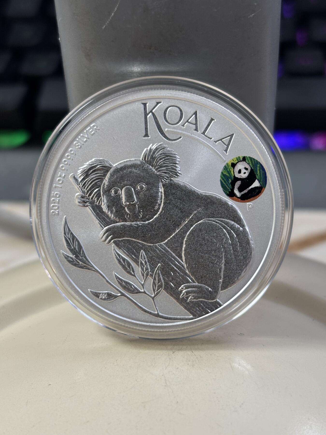 第185期拍卖 澳大利亚2025年1元普制银币 考拉带彩色熊猫私印(北京国际币展） 1盎司999银 发行量：2500 卡装