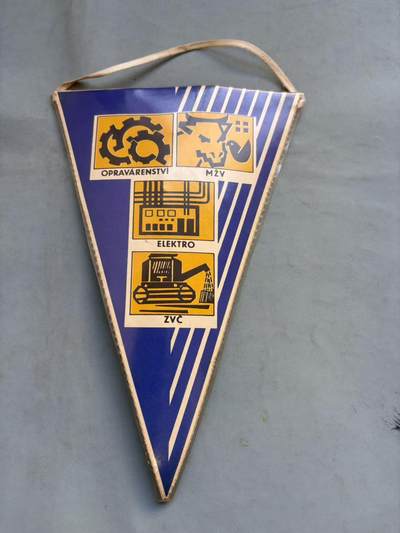 盛世勋华——号角文化勋章邮票专场拍卖第294期 - 捷克斯洛伐克（社会主义）斯拉蒂尼亚尼机械与拖拉机站纪念锦旗