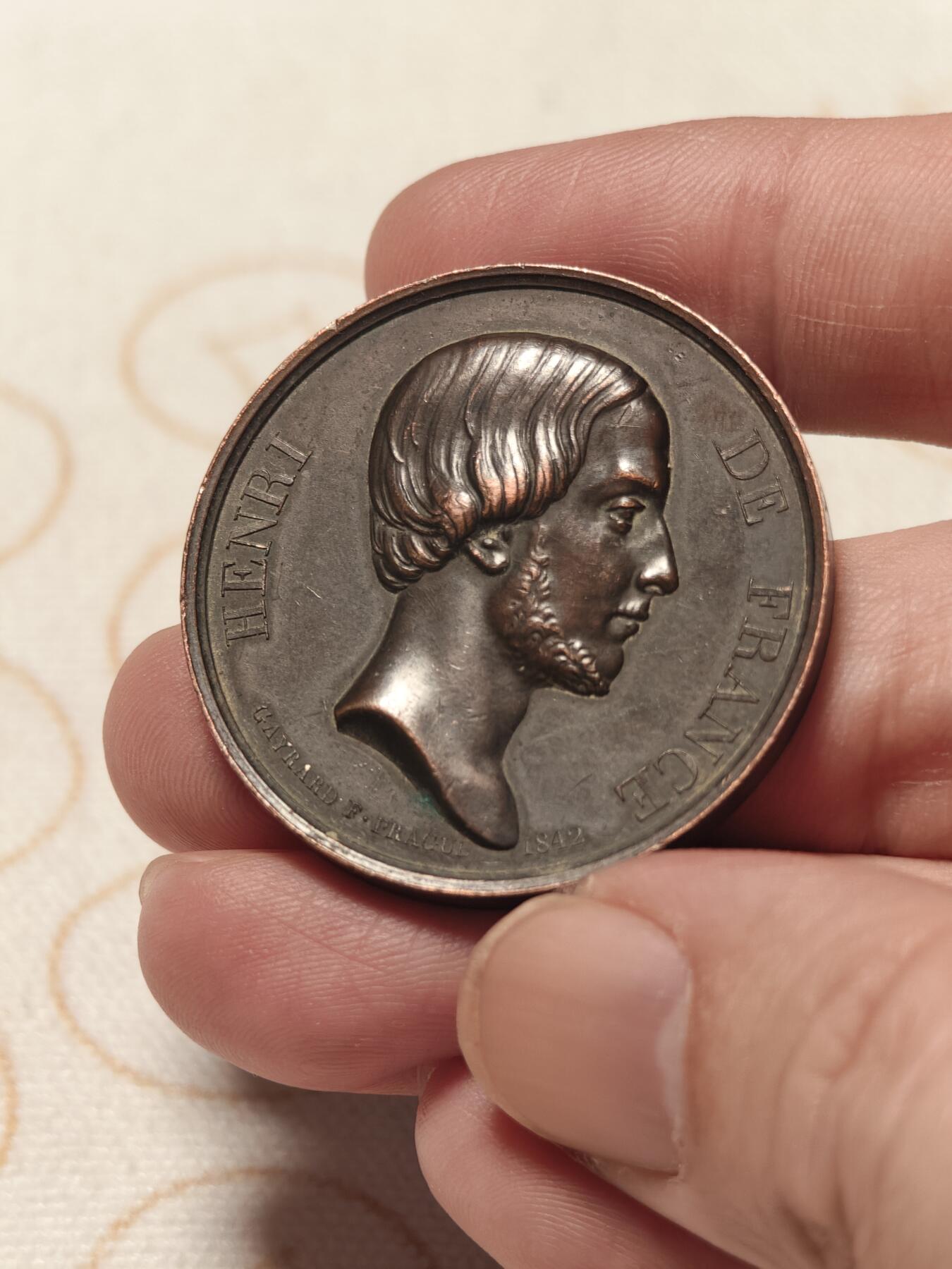 抚柳草堂-第二期章牌钱币 奖章勋章限时免佣 满百包邮 放漏专场 1843法国波旁王朝复辟时期王太子波尔多公爵铜章 直径36mm重21g 早期光边原铸高浮雕巧克力包浆 非常漂亮