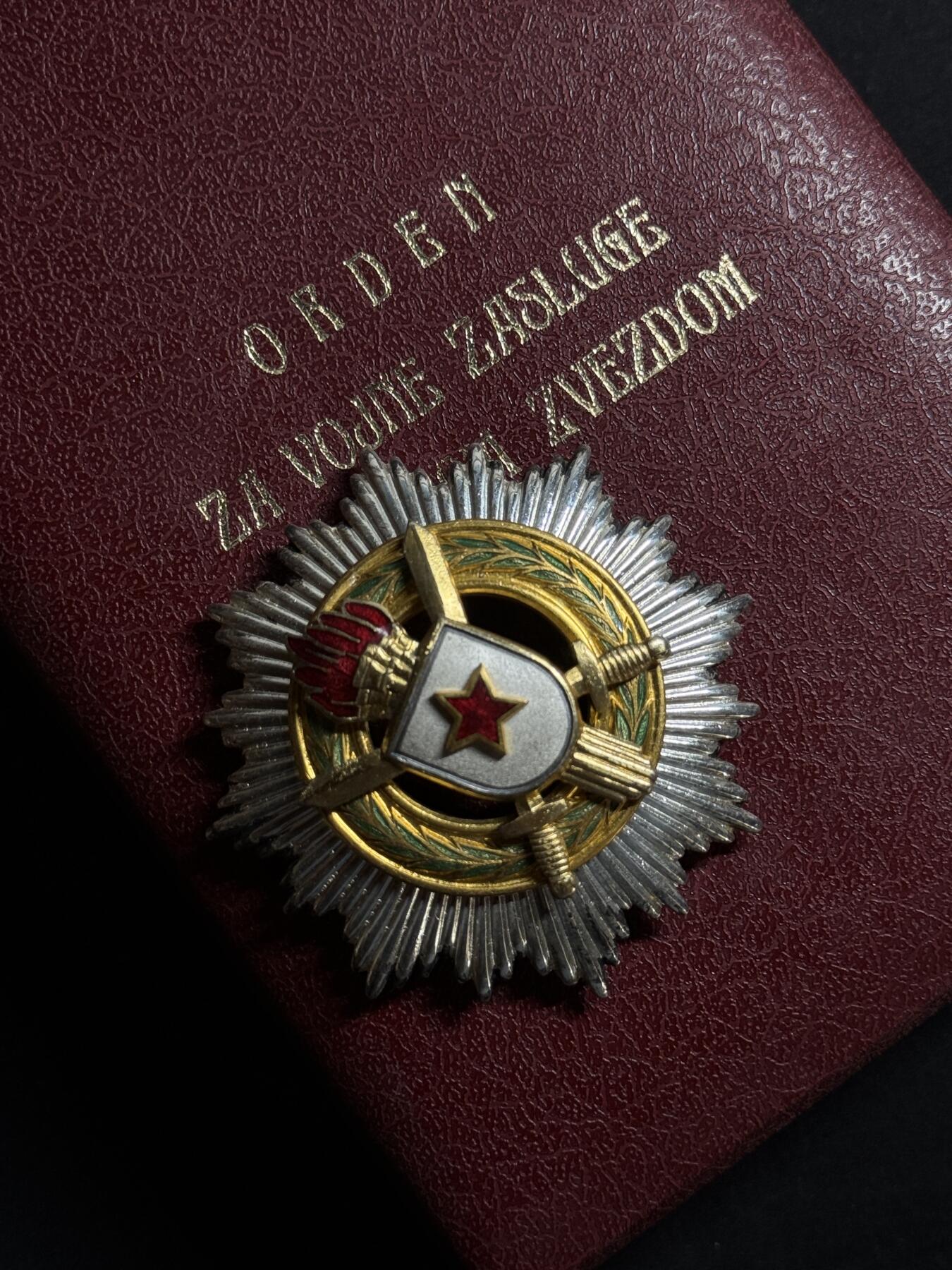 欢庆元旦！戎马世界章牌大赏第109期元旦大拍 南斯拉夫一级军事功勋勋章，盒略齐全