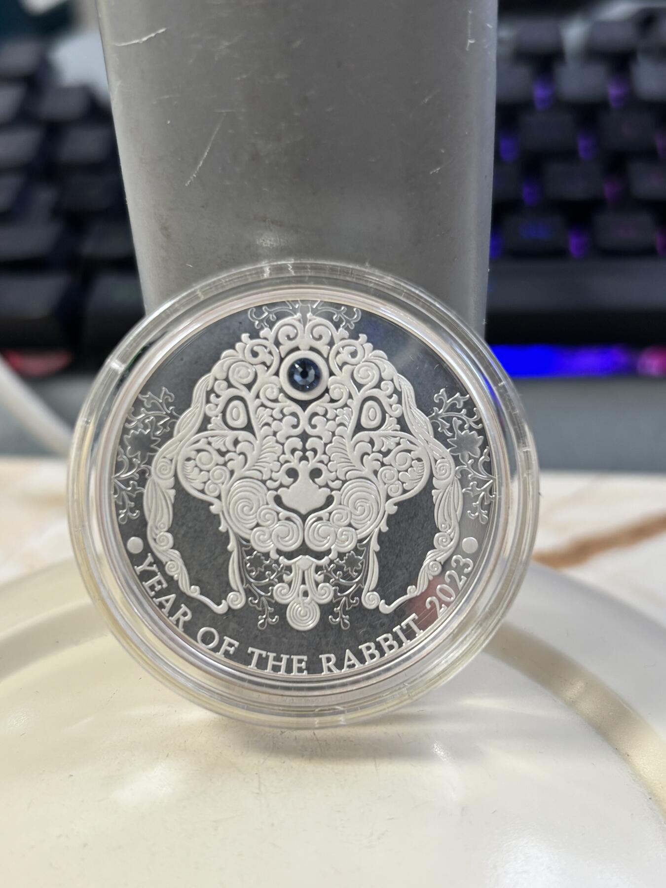 第185期拍卖 加纳2023年2赛地精制镶水晶银币 农历-兔 发行量：1千 1/2盎司999银 盒证全，有氧化