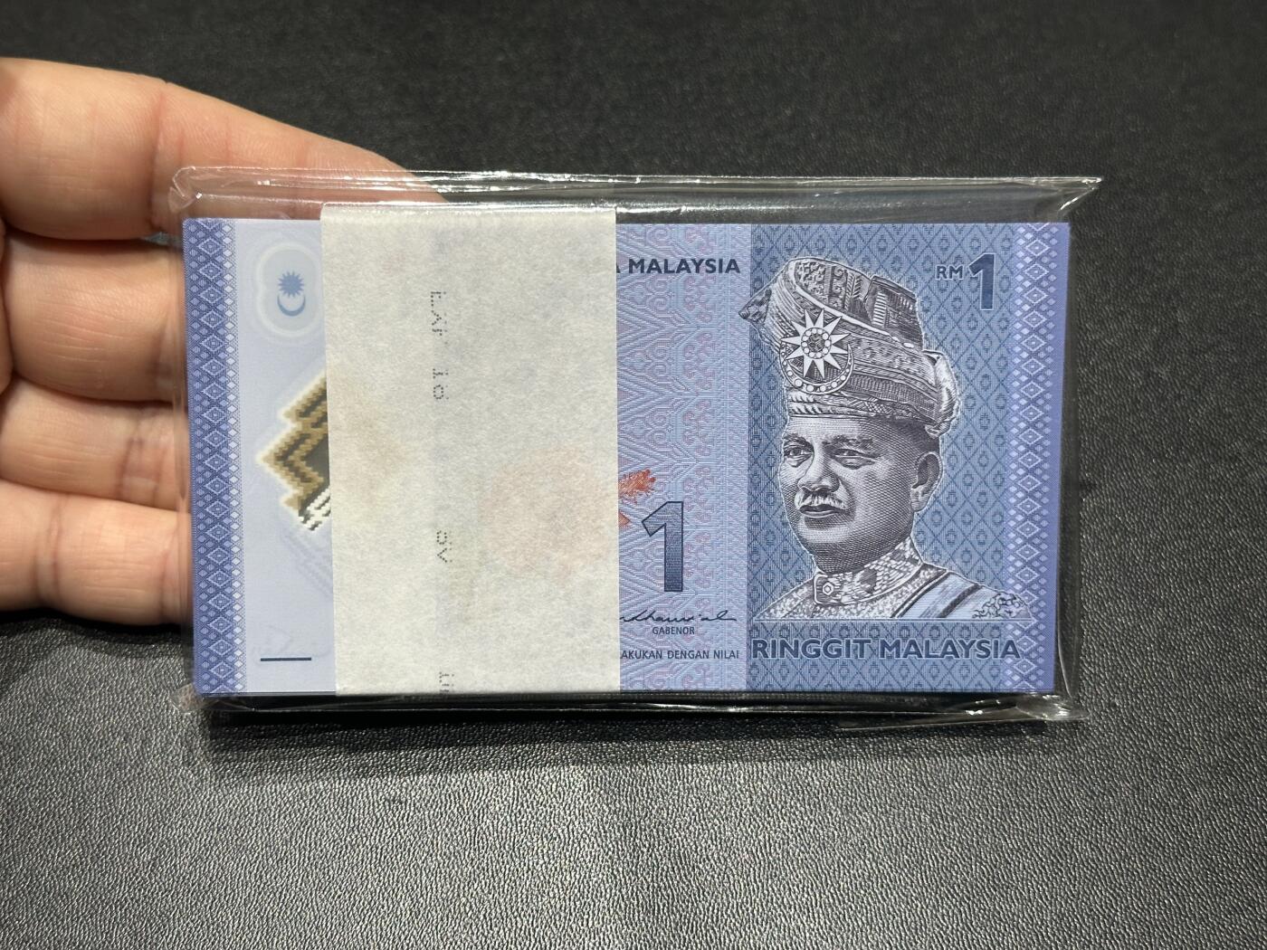 《外钞收藏家》第五百九十四期（畅拍场）（本平台长期征集拍品、欢迎藏友们联系合作） 马来西亚塑料钞版1林吉特 100张一起 全新