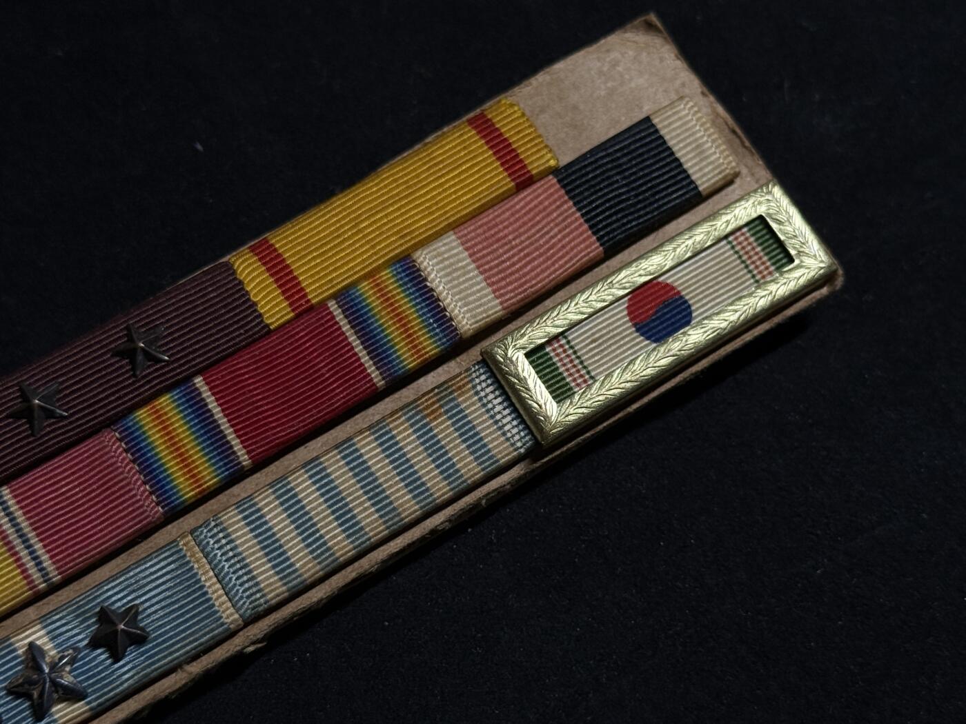 欢庆元旦！戎马世界章牌大赏第109期元旦大拍 美国海军联排与勋略布条，得主Jesus Palma曾于1948年起在俄勒冈城级重巡洋舰罗彻斯特号上服役，其服役期间在罗切斯特号上参与了掩护仁川登陆的炮击行动，后转至小鹰级航母美国号上服役