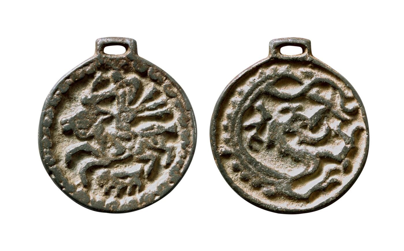 中贸圣佳2025年秋季拍卖会 争辉 中国历代古钱 西辽 狩猎图背单龙挂花钱，此品种皆为碎叶城铸 46.3*3.2mm