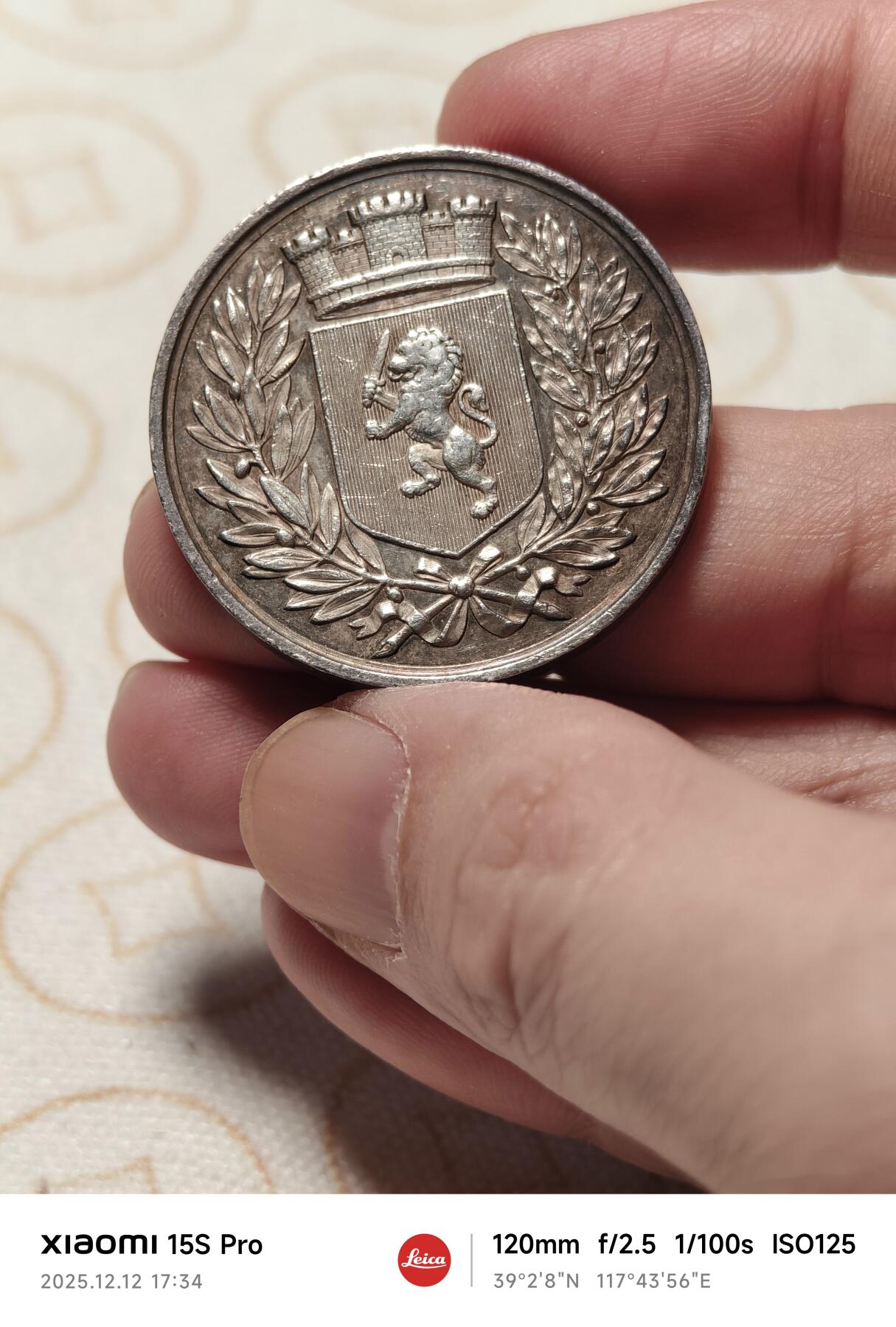 抚柳草堂-第二期章牌钱币 奖章勋章限时免佣 满百包邮 放漏专场 19世纪法国里昂纪念银章 手指银标35.2mm21.9g 剑狮城徽非常漂亮的品种