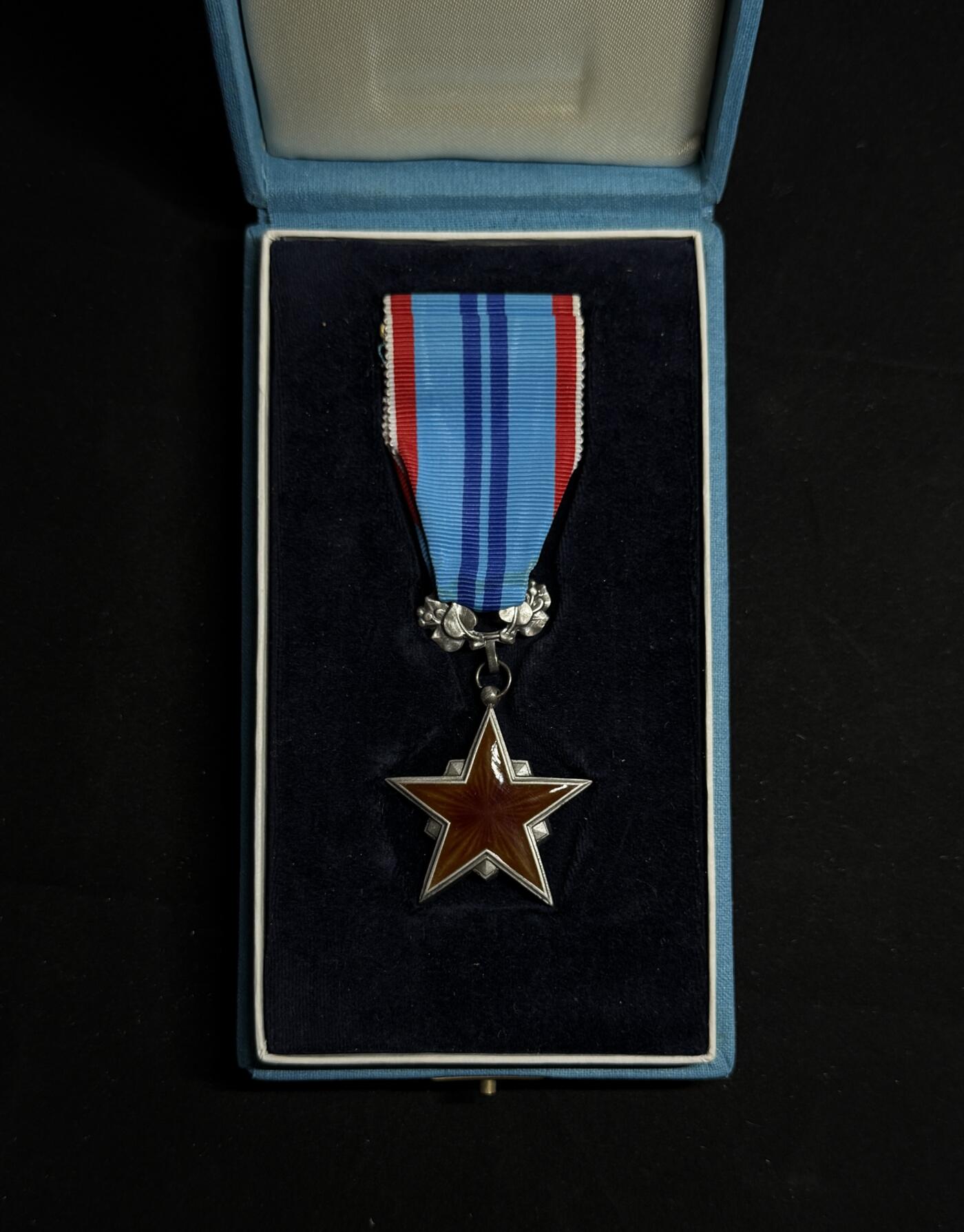 欢庆元旦！戎马世界章牌大赏第109期元旦大拍 捷克斯洛伐克劳动红星勋章，盒略齐全，银制，冷珐琅版