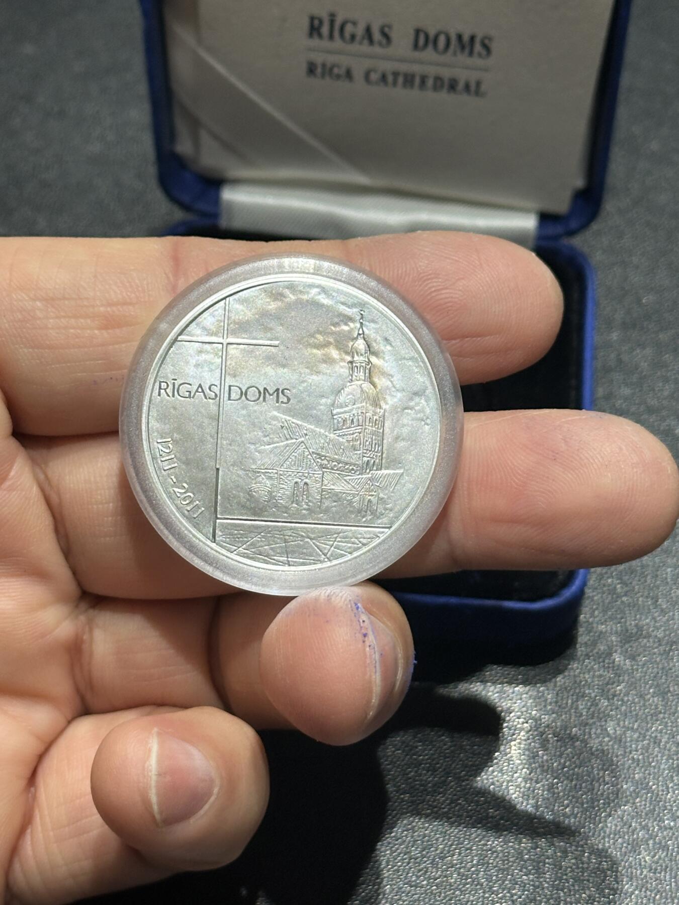 《外钞收藏家》第五百九十四期（畅拍场）（本平台长期征集拍品、欢迎藏友们联系合作） 获奖币拉脱维亚2011年里加教堂磨砂纪念银币 有轻微氧化 带盒子