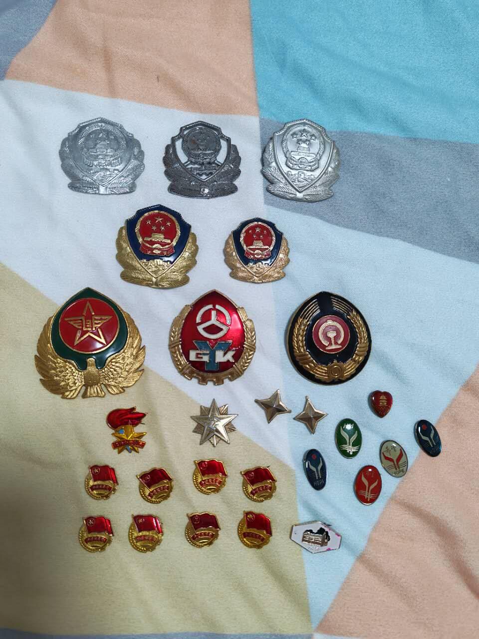 自己多年以前收集的一堆杂七杂八老徽章，有点年味！速速捡漏！