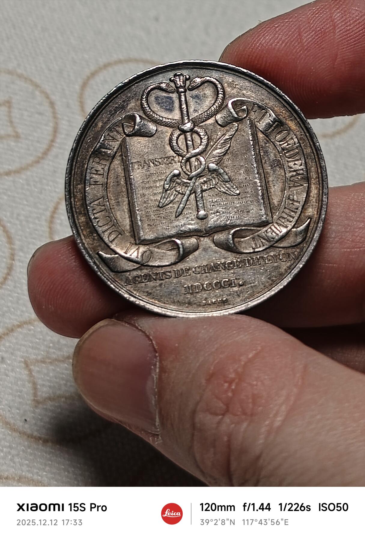 抚柳草堂-第二期章牌钱币 奖章勋章限时免佣 满百包邮 放漏专场 19世纪法国里昂纪念银章 手指银标35.2mm21.9g 剑狮城徽非常漂亮的品种