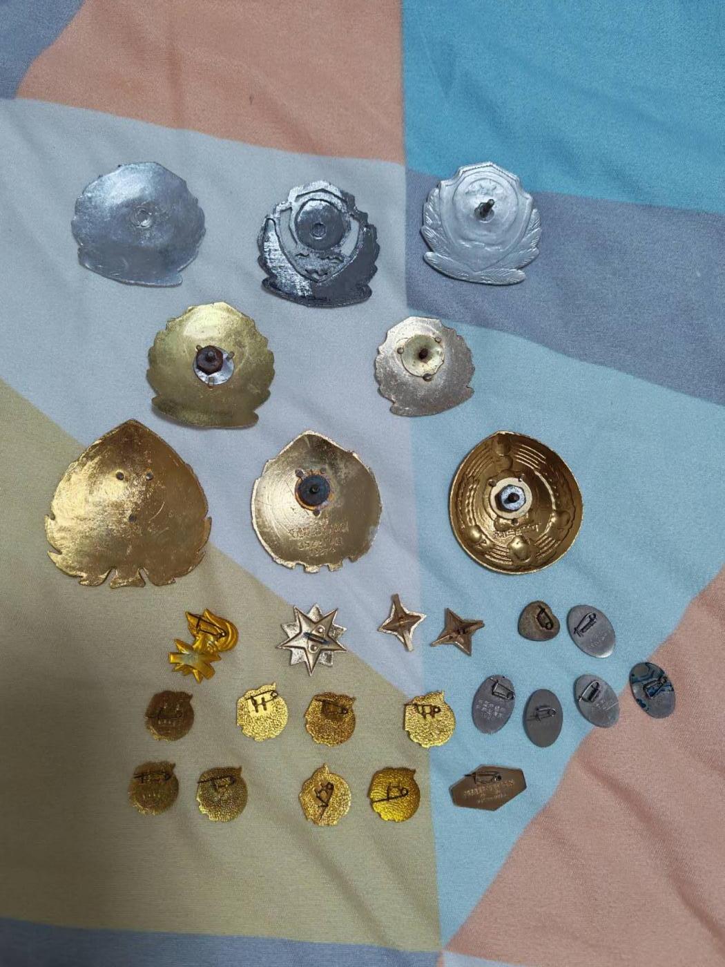 自己多年以前收集的一堆杂七杂八老徽章，有点年味！速速捡漏！