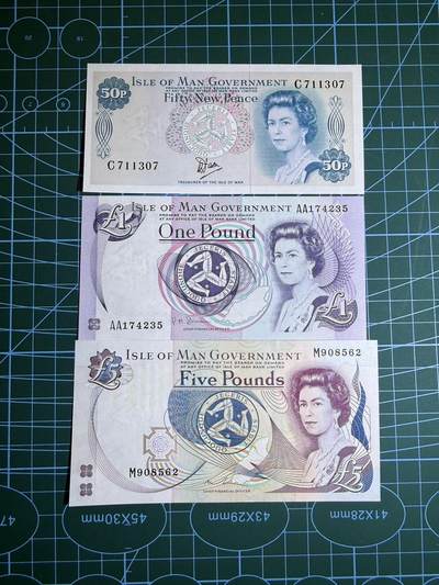 【炜奕收藏】，第五十三期 - 马恩岛50便士-5镑共3张，UNC品相，包含AA冠和无347