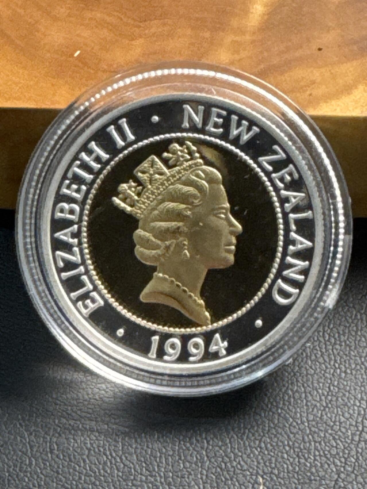 ❤️【币观天下】❤️ 第335期钱币拍卖- 2025.12.19周五晚上6点半场-长期征集拍品 新西兰1994年影响世界的传奇帆船奋进号库克船长探索未知的“南方大陆”银铜双金属镶嵌纪念币中心铝青铜镀金外环银直径32.0毫米