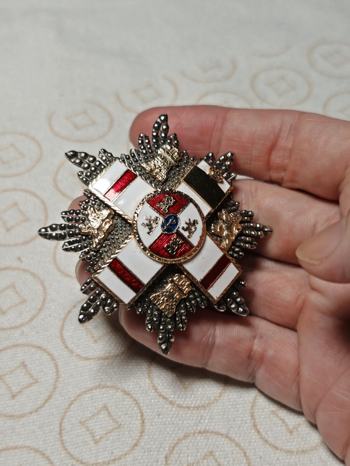 抚柳草堂-第二期章牌钱币 奖章勋章限时免佣 满百包邮 放漏专场 西班牙军事功勋大星芒 重45.3g 珐琅完好局部镀金