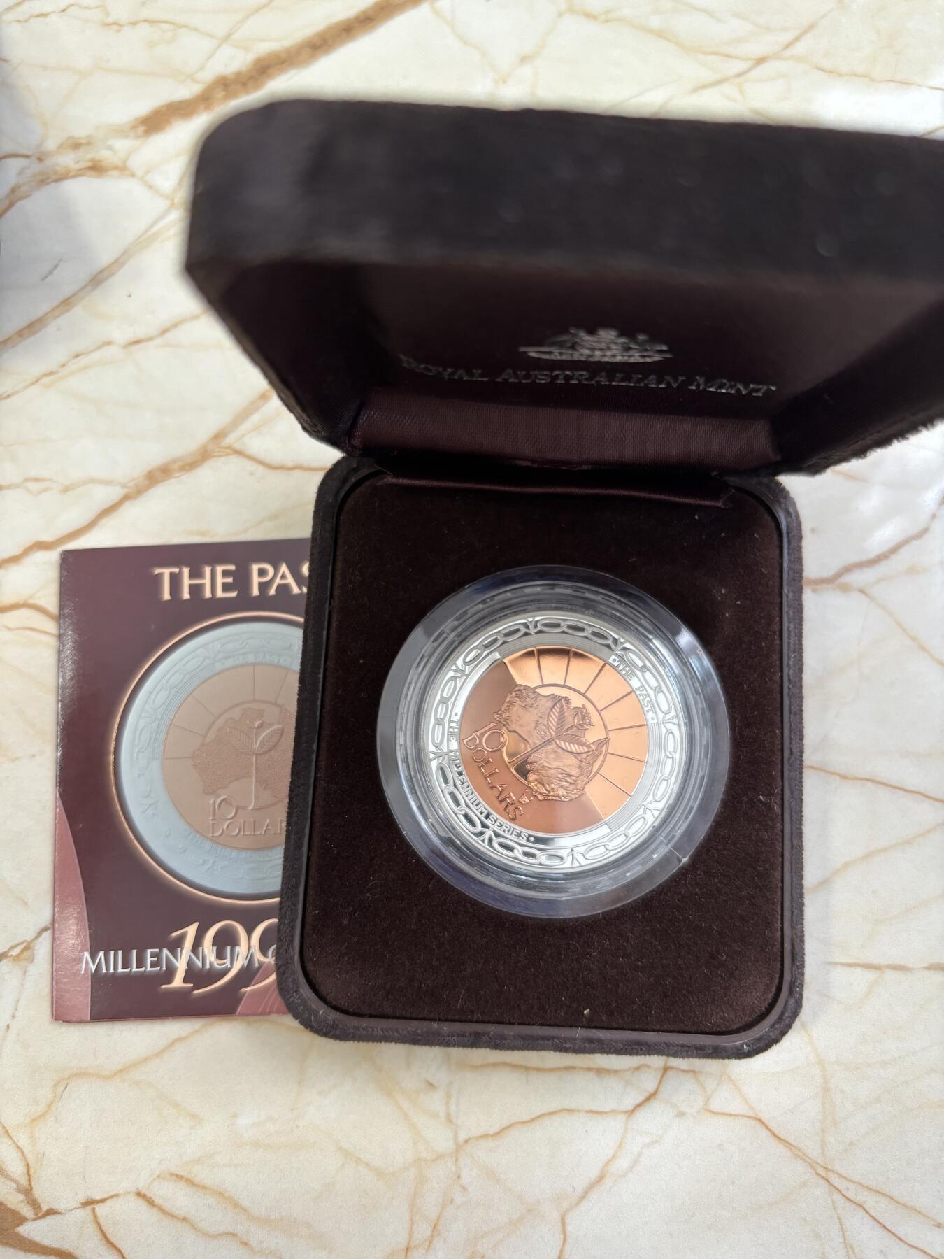 第185期拍卖 澳大利亚1999年10元精制双金属银币 千禧年系列-过去 内芯铜 外圈999银 33.6克 发行量：2万 盒证全