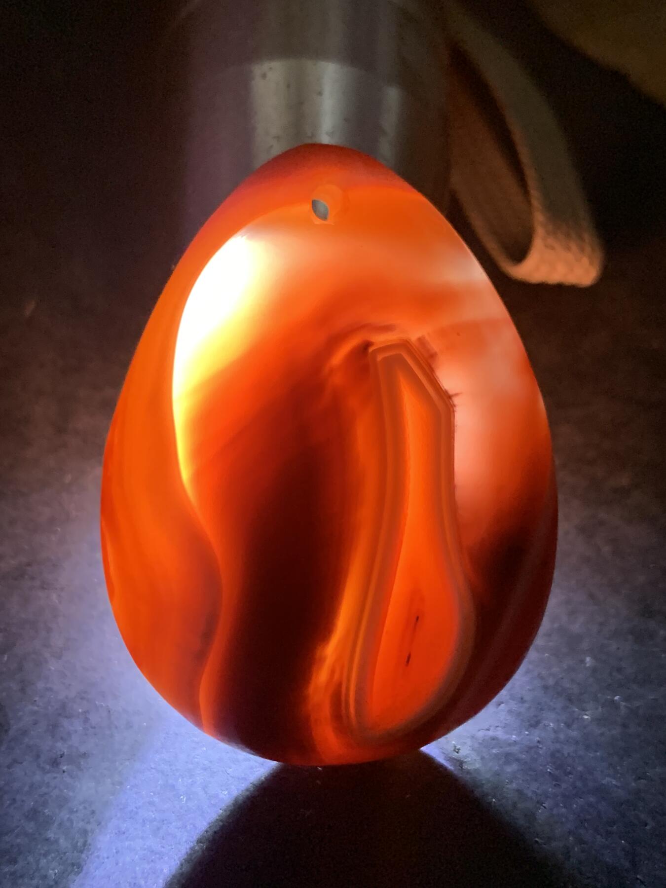 黑红白三色川料南红玛瑙吊坠一个，