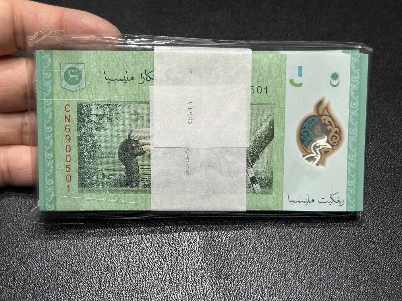 《外钞收藏家》第五百九十四期（畅拍场）（本平台长期征集拍品、欢迎藏友们联系合作） 马来西亚塑料钞版5林吉特 100张一起 全新