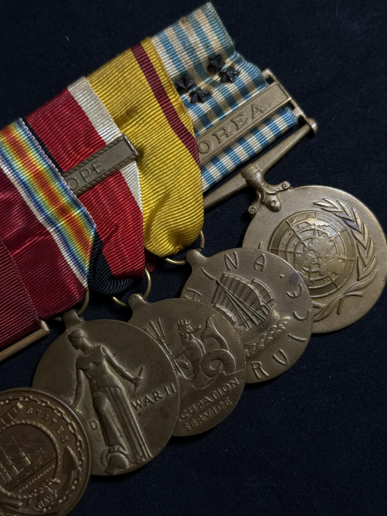 欢庆元旦！戎马世界章牌大赏第109期元旦大拍 美国海军联排与勋略布条，得主Jesus Palma曾于1948年起在俄勒冈城级重巡洋舰罗彻斯特号上服役，其服役期间在罗切斯特号上参与了掩护仁川登陆的炮击行动，后转至小鹰级航母美国号上服役