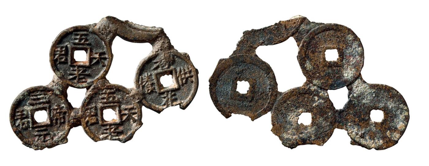 中贸圣佳2025年秋季拍卖会 争辉 中国历代古钱 南宋 “五老天君”、“三元帝君”、“香花供养”、“五老天君”四连体供养钱树残枝 58*2.3mm