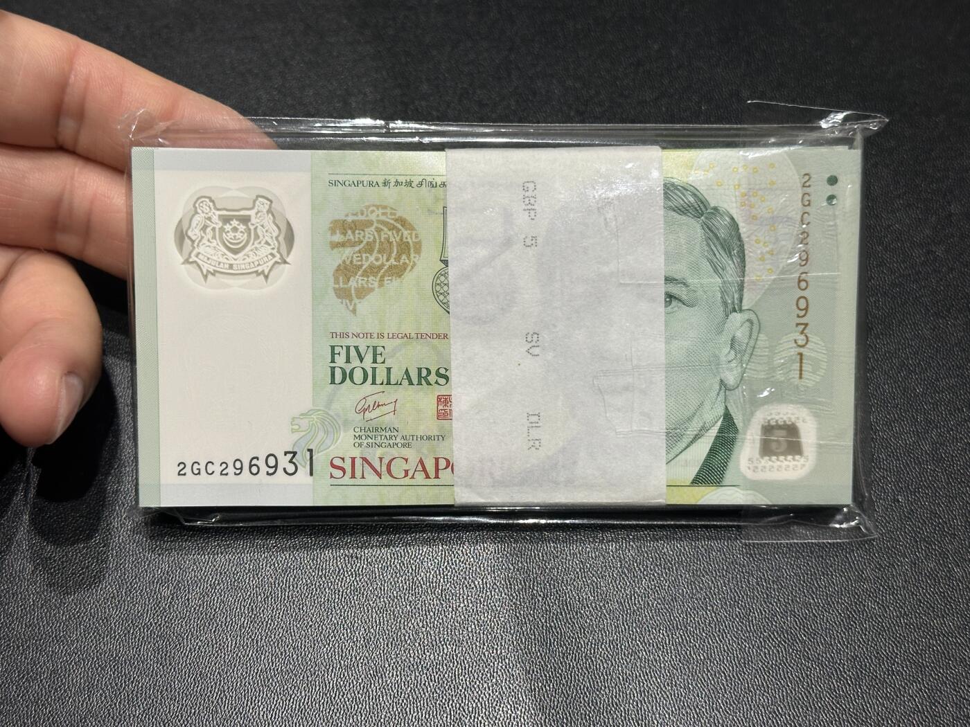 《外钞收藏家》第五百九十四期（畅拍场）（本平台长期征集拍品、欢迎藏友们联系合作）  新加坡塑料钞版5元 100张一起 全新
