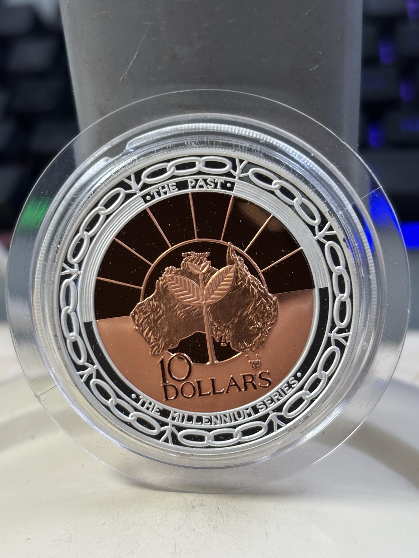 第185期拍卖 澳大利亚1999年10元精制双金属银币 千禧年系列-过去 内芯铜 外圈999银 33.6克 发行量：2万 盒证全