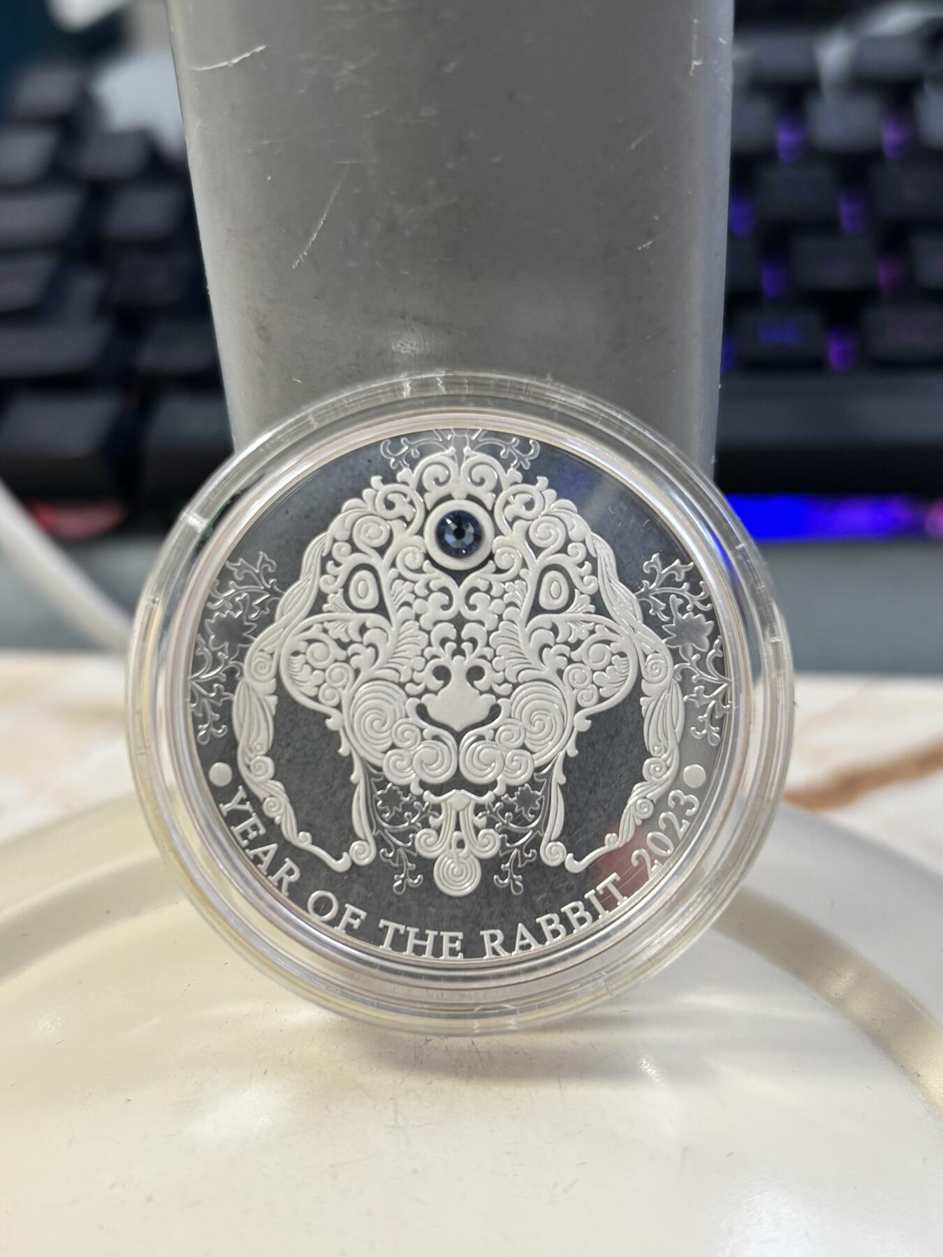 第185期拍卖 加纳2023年2赛地精制镶水晶银币 农历-兔 发行量：1千 1/2盎司999银 盒证全，有氧化