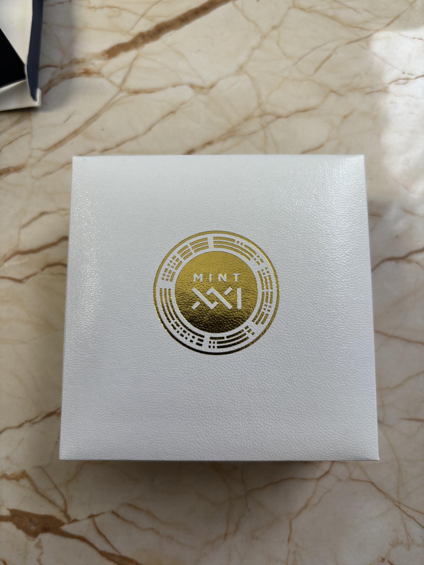 第185期拍卖 加纳2023年2赛地精制镶水晶银币 农历-兔 发行量：1千 1/2盎司999银 盒证全，有氧化