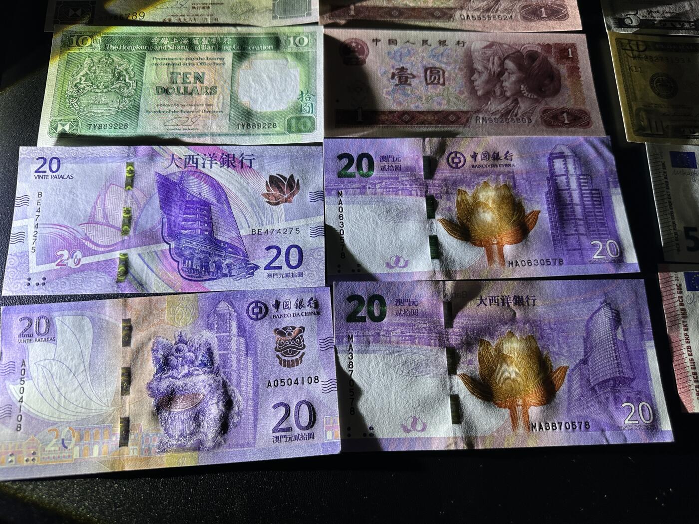 《外钞收藏家》第五百九十四期（畅拍场）（本平台长期征集拍品、欢迎藏友们联系合作） 港澳币、四版、美元（10美元极轻微荧光反应）、欧元18张一起 全新UNC