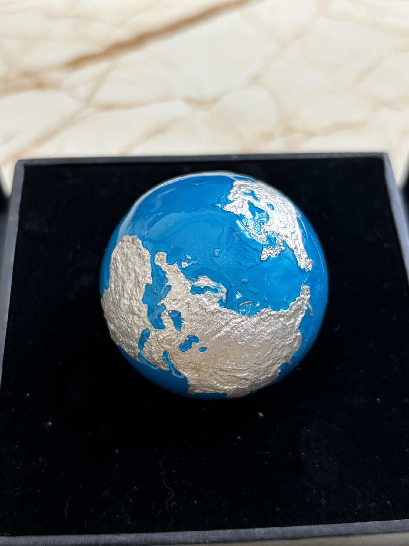 第185期拍卖 纽埃2023年1元彩色精制球形银币 我们行星地球 发行量：888 40克999银 无外纸套