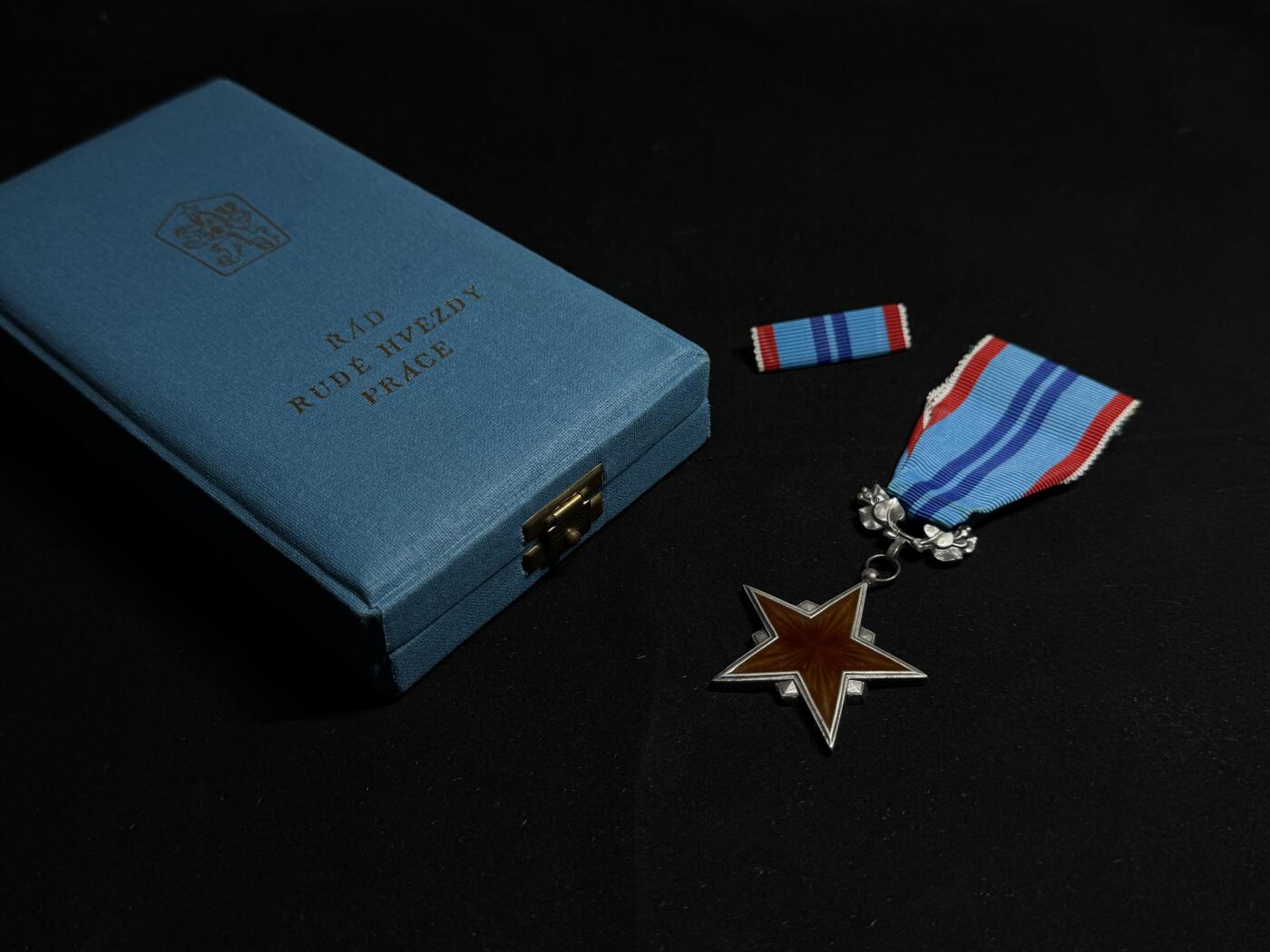 欢庆元旦！戎马世界章牌大赏第109期元旦大拍 捷克斯洛伐克劳动红星勋章，盒略齐全，银制，冷珐琅版