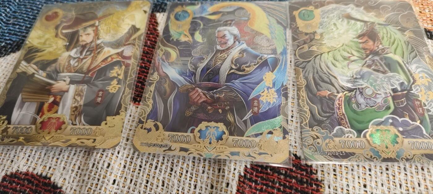 秋原瞳的小店第三十期（卡游三国凑套必备，众多大卡位，总有一个适合你） 卡游三国英杰3张一套齐，性价比极高，实物工艺拉满