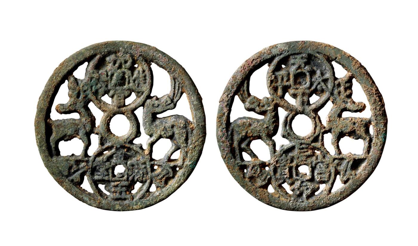 中贸圣佳2025年秋季拍卖会 争辉 中国历代古钱 宋 “加官进禄、金玉满堂”背“天下太平、长命富贵”·鹿·马镂空花钱 54.4*2.7mm