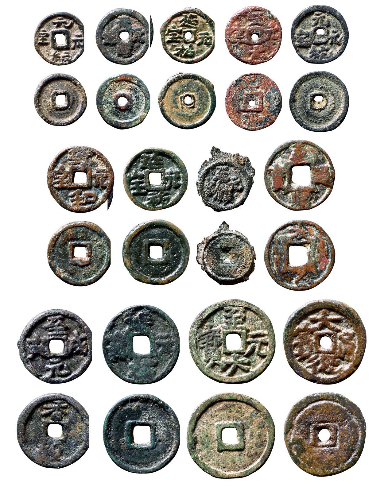 中贸圣佳2025年秋季拍卖会 争辉 中国历代古钱 元 元代年号供养钱一组十三枚，含：“至元戊寅”背“香殿”、“至元元宝”背“乙卯”、“至大元宝”、“元统元宝”（2枚）、“大德通宝”、“延祐元宝”（3枚）、“至顺元宝”、“至顺通宝”背“太乙”、“天历元宝”、“致和元宝” 尺寸不一