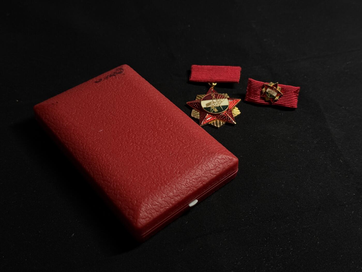 欢庆元旦！戎马世界章牌大赏第109期元旦大拍 匈牙利金级工会奖章，盒略齐全