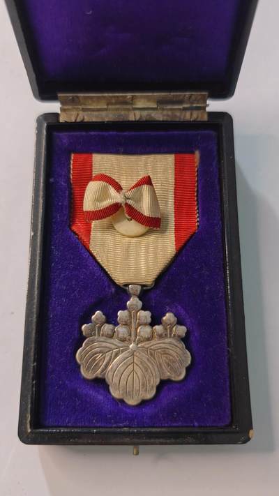 东亚勋章徽章主题拍卖4 - 勋八等白叶章(明治白叶 纯银)