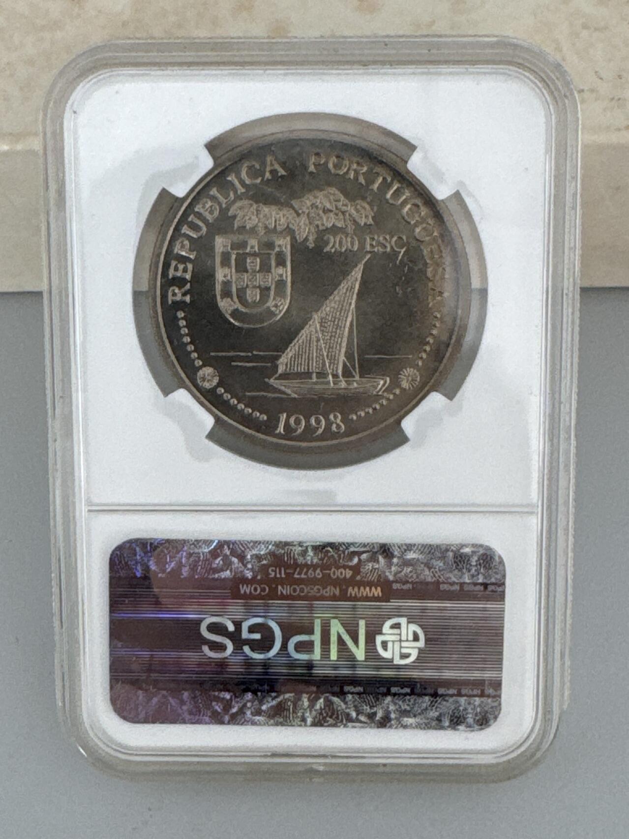 ❤️【币观天下】❤️ 第335期钱币拍卖- 2025.12.19周五晚上6点半场-长期征集拍品 克劳斯世界硬币大赛最具历史意义币葡萄牙1998年欧印航线开辟500周年NPGS众诚评级封装纪念币铜镍合金21.1克直径36毫米