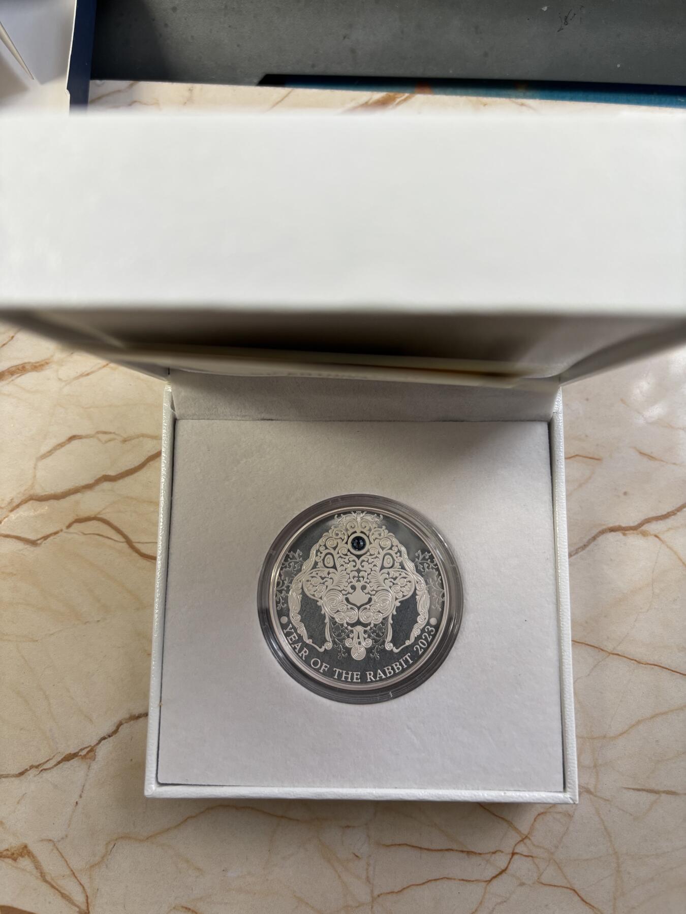第185期拍卖 加纳2023年2赛地精制镶水晶银币 农历-兔 发行量：1千 1/2盎司999银 盒证全，有氧化