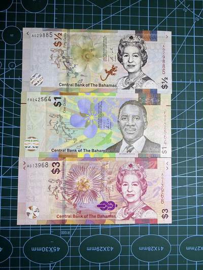 【炜奕收藏】，第五十三期 - 巴哈马1/2-3元共3张，UNC品相，包含多张A冠无47