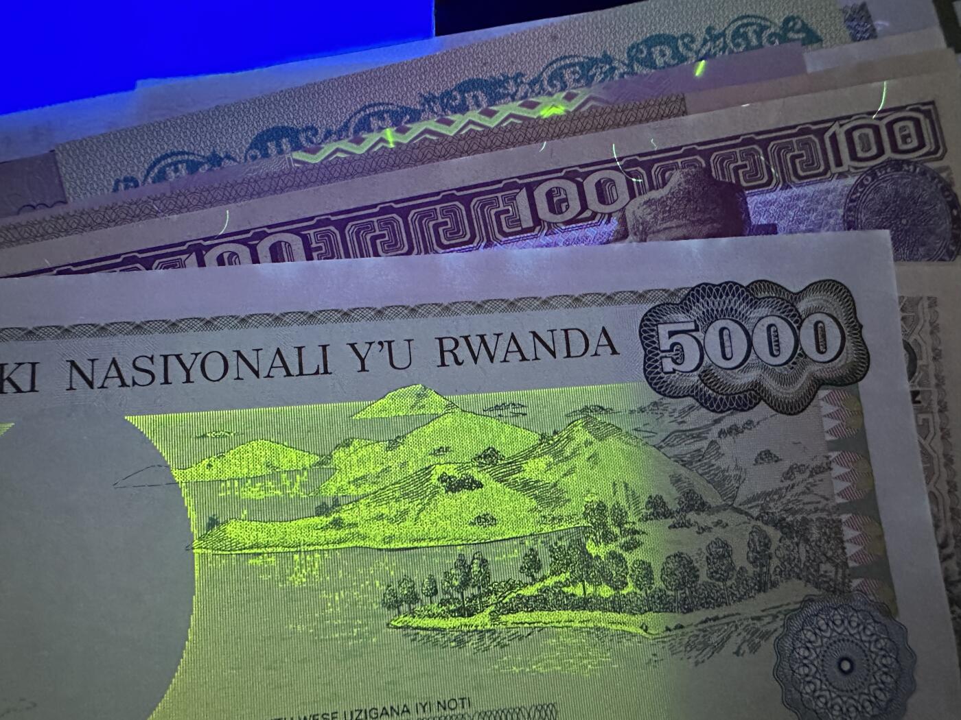 《外钞收藏家》第五百九十四期（畅拍场）（本平台长期征集拍品、欢迎藏友们联系合作） 越南、西班牙、以色列、墨西哥等14张纸币 大部份全新 越南安全线旁疑似有折 有两三张轻微潮