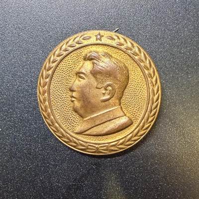 金日成圆章常服版 - 金日成圆章常服版