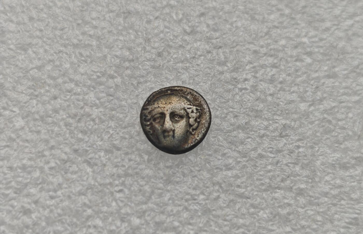 瓶子🏺第221期拍卖会  古希腊色雷斯阿伊诺斯城邦  公元前402年  商业与旅者之神赫尔墨斯头像，头戴佩塔索斯帽   反面一只站立的公羊