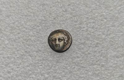 瓶子🏺第221期拍卖会 -  古希腊色雷斯阿伊诺斯城邦  公元前402年  商业与旅者之神赫尔墨斯头像，头戴佩塔索斯帽   反面一只站立的公羊