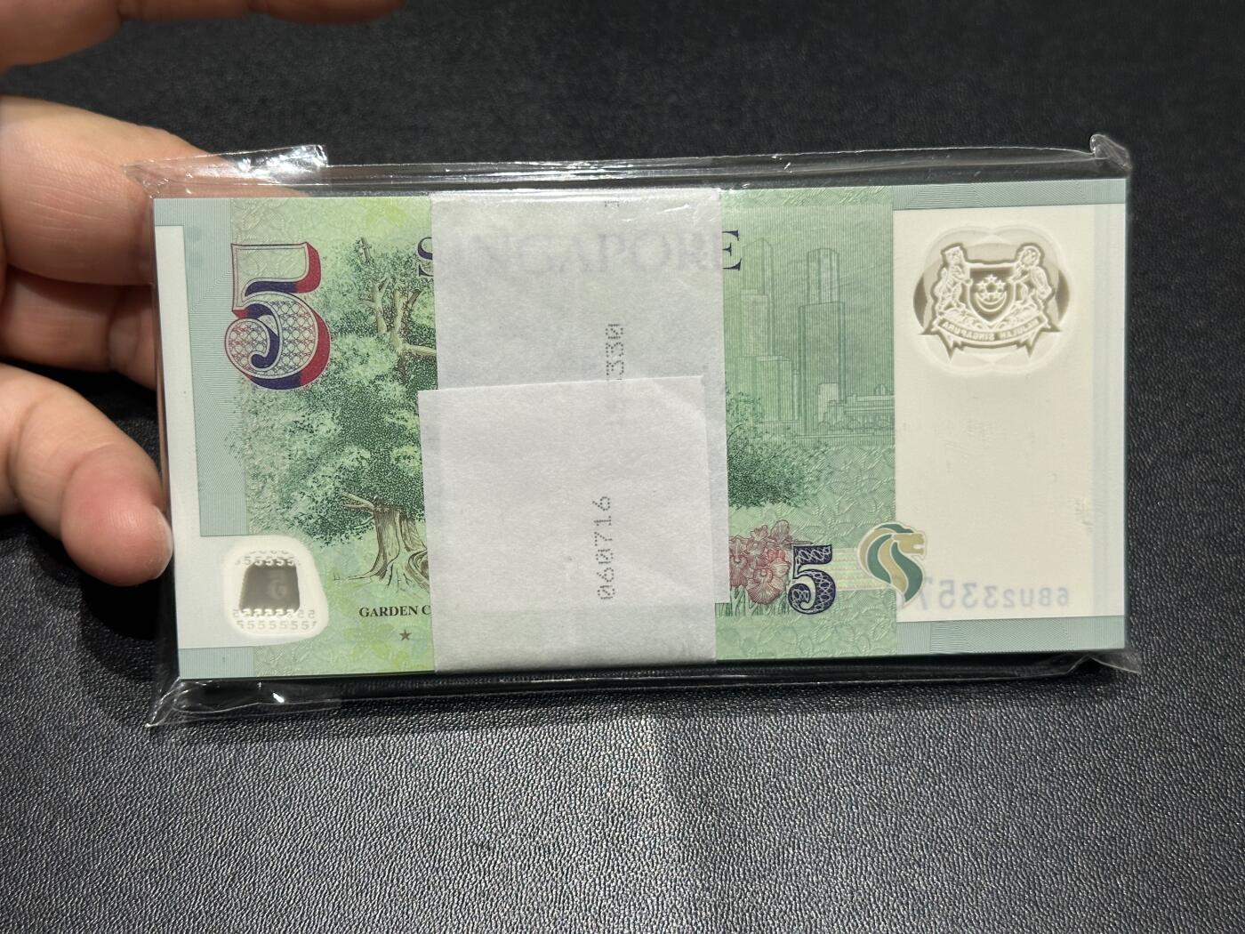 《外钞收藏家》第五百九十四期（畅拍场）（本平台长期征集拍品、欢迎藏友们联系合作）  新加坡塑料钞版5元 100张一起 全新
