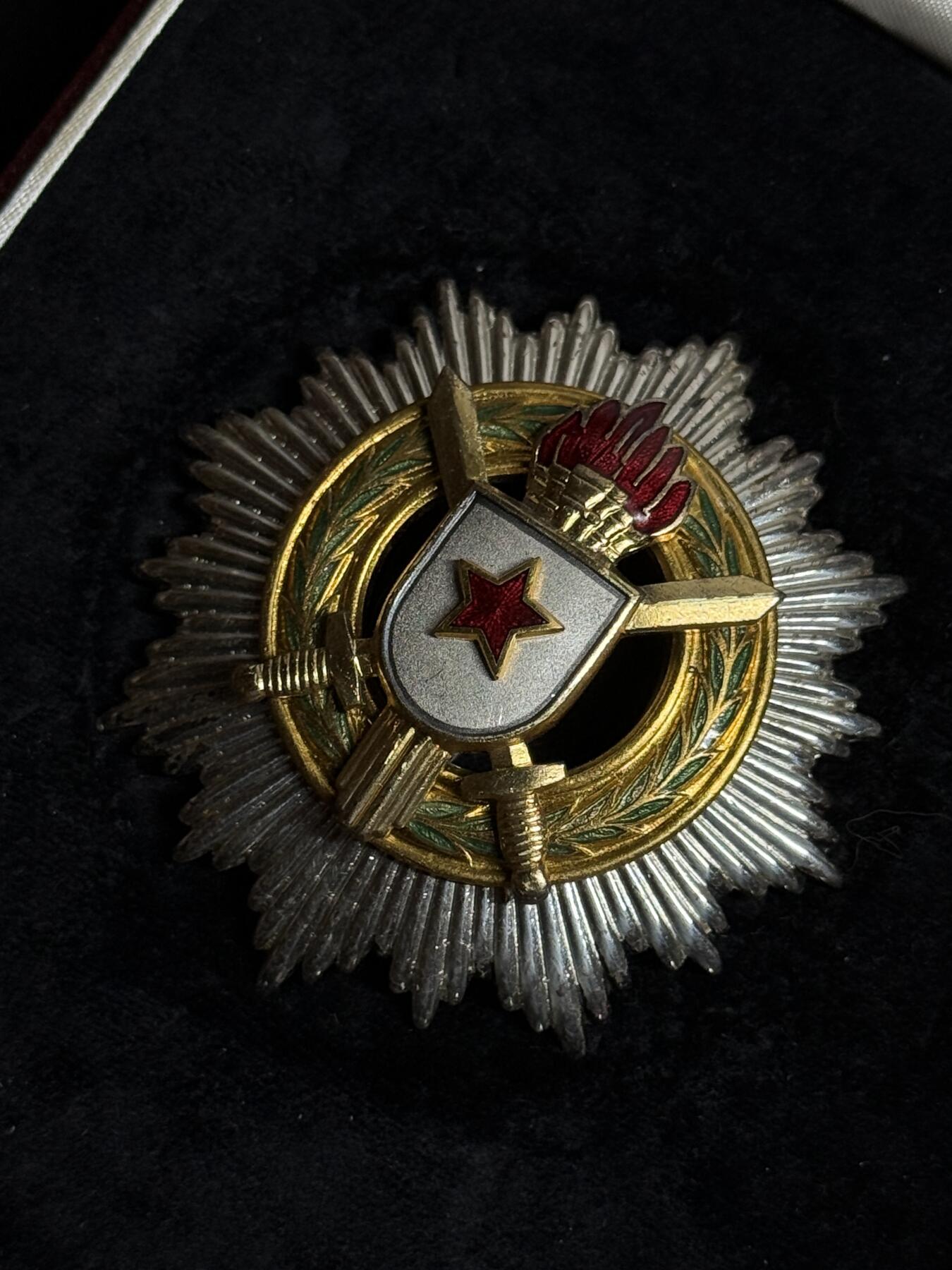 欢庆元旦！戎马世界章牌大赏第109期元旦大拍 南斯拉夫一级军事功勋勋章，盒略齐全