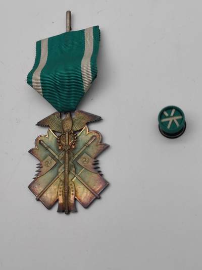 徽章旧纸专场1216 - 战时功六级金鵄勋章 银质鎏金带略