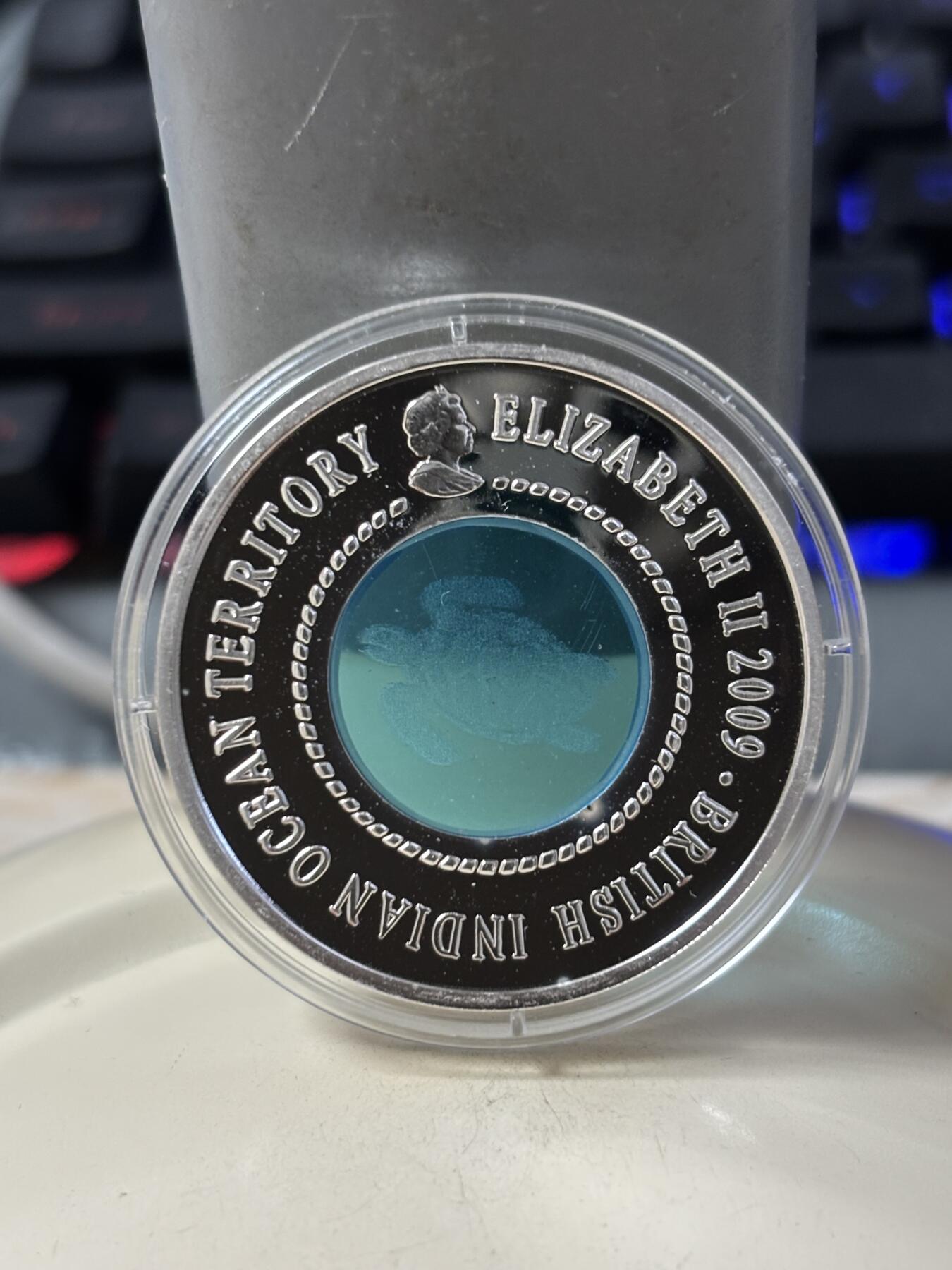 第186期拍卖 双获奖币英属印度洋领地2009年海龟水晶镶嵌银币，925银+水晶，23.45克，发行量5000枚，获世界最美25种钱币之一和克劳斯最佳创意币大奖！