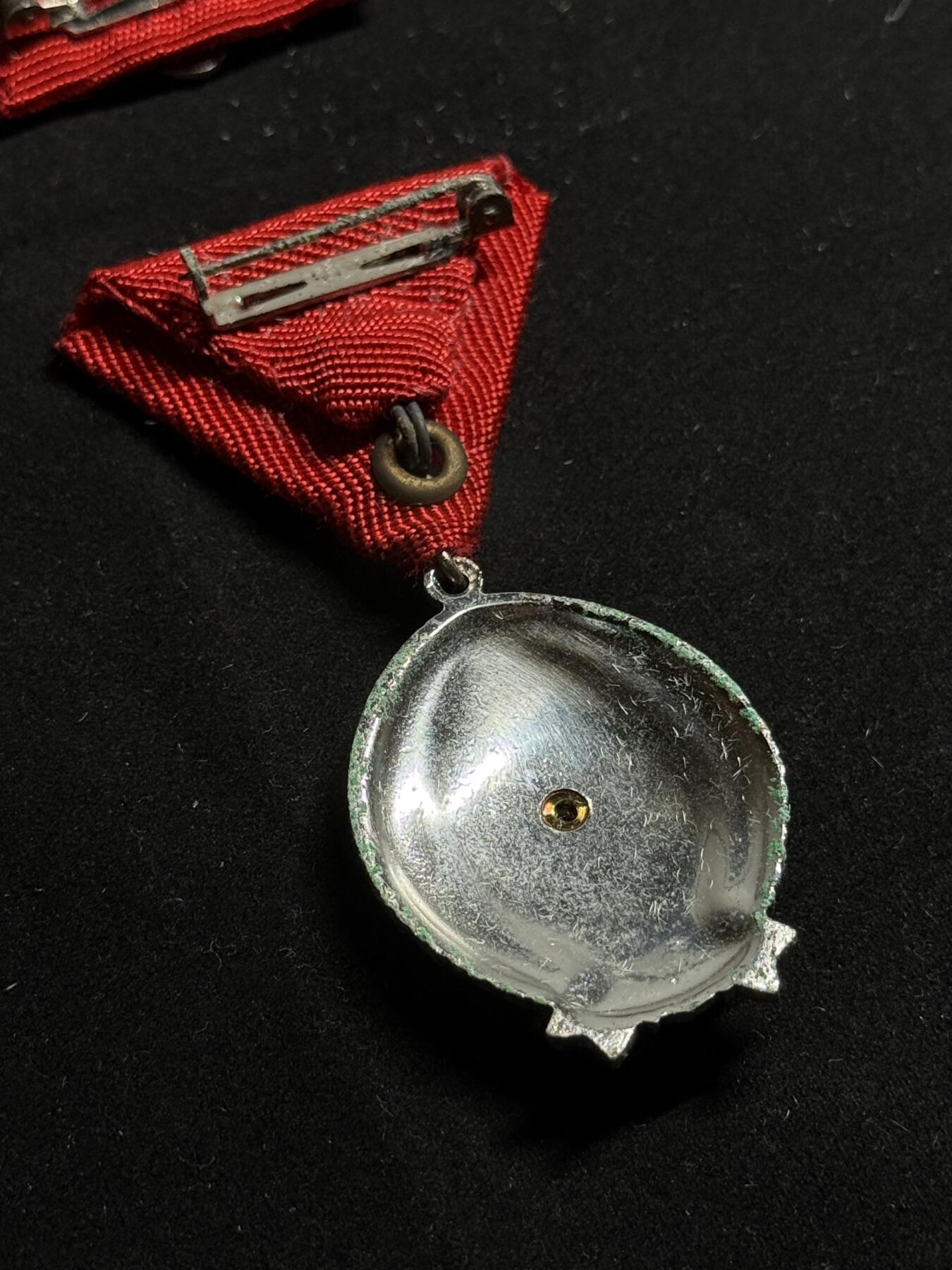 欢庆元旦！戎马世界章牌大赏第109期元旦大拍 匈牙利银级劳动勋章，盒略齐全，盒子表面有破损