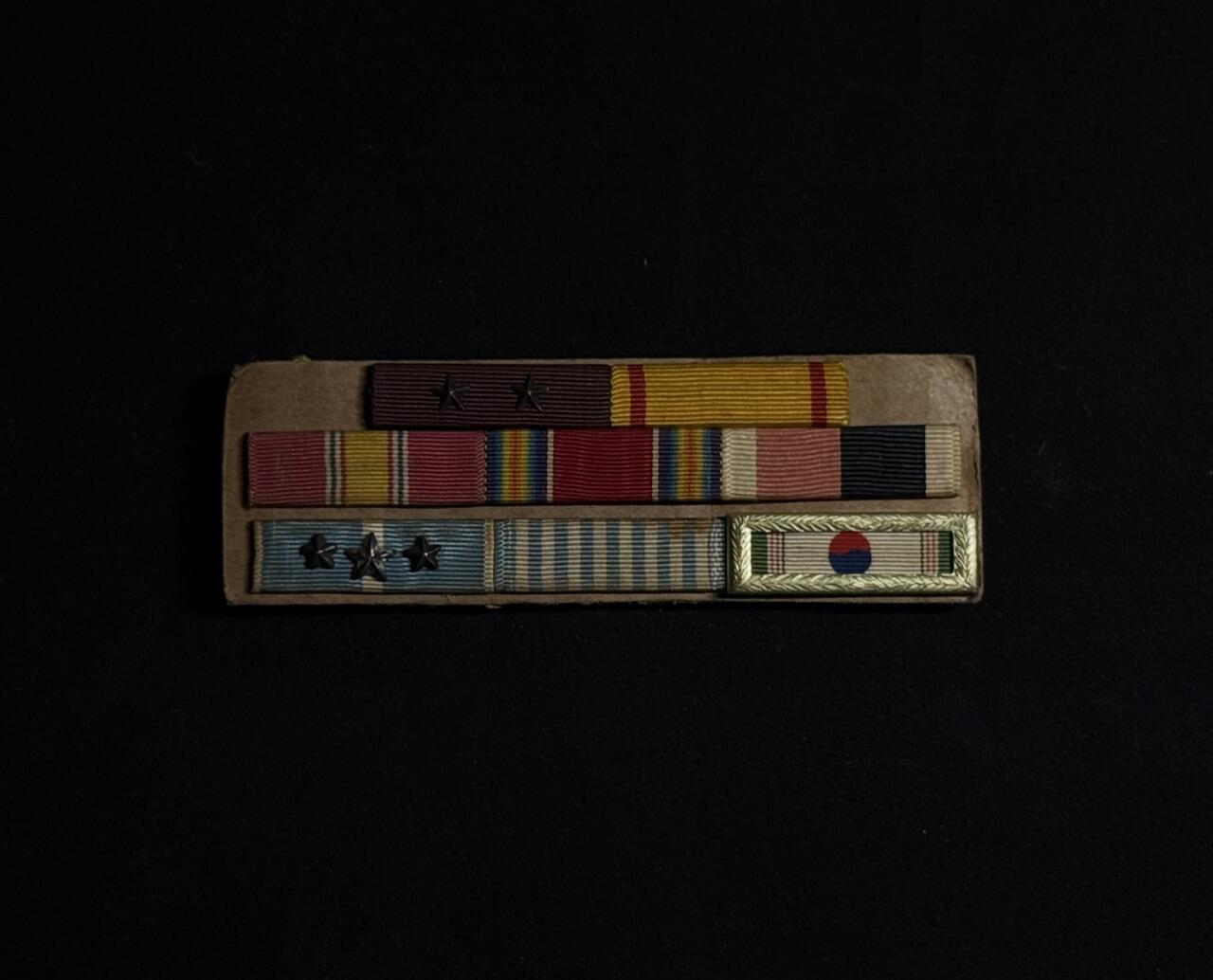 欢庆元旦！戎马世界章牌大赏第109期元旦大拍 美国海军联排与勋略布条，得主Jesus Palma曾于1948年起在俄勒冈城级重巡洋舰罗彻斯特号上服役，其服役期间在罗切斯特号上参与了掩护仁川登陆的炮击行动，后转至小鹰级航母美国号上服役