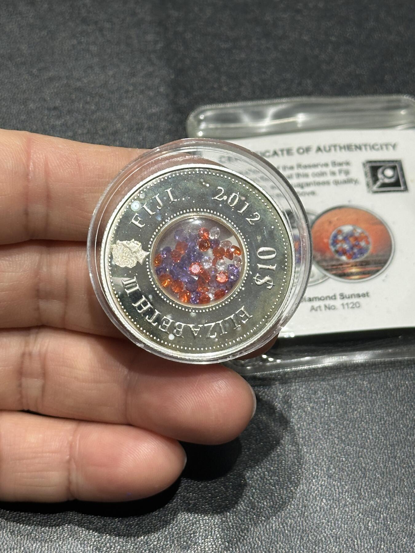 《外钞收藏家》第五百九十四期（畅拍场）（本平台长期征集拍品、欢迎藏友们联系合作） 库克2002年中空放置宝石钻石精制纪念银币一枚